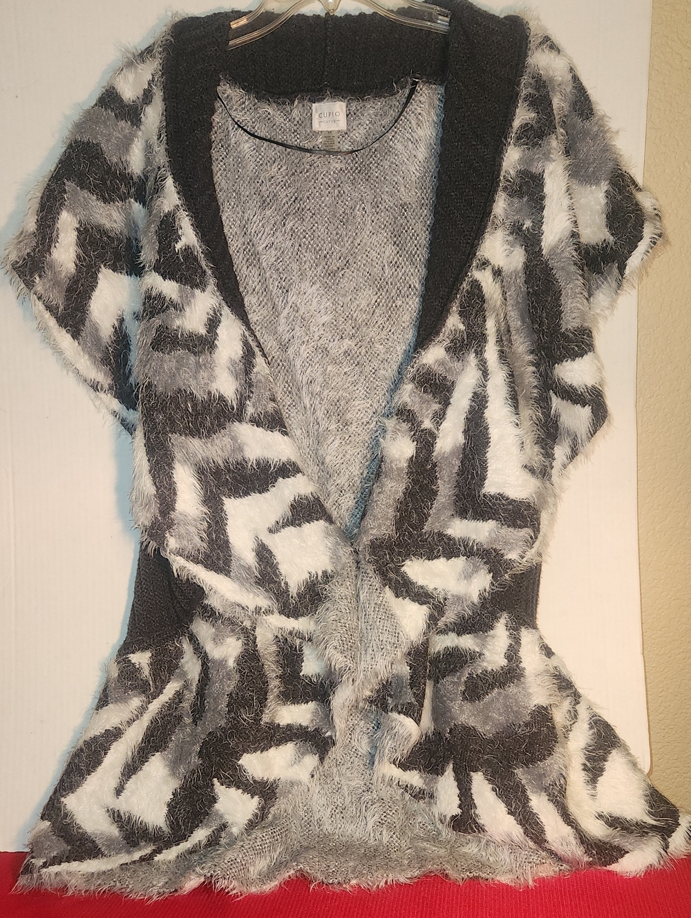 Cupio Fuzzy Chevron Open-Front Short-Sleeve Cardigan - Gray & White